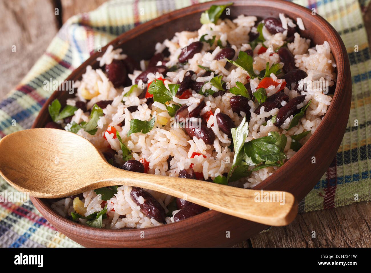 Cibo vegetariano: riso con fagioli rossi in una ciotola vicino sul tavolo orizzontale. Foto Stock