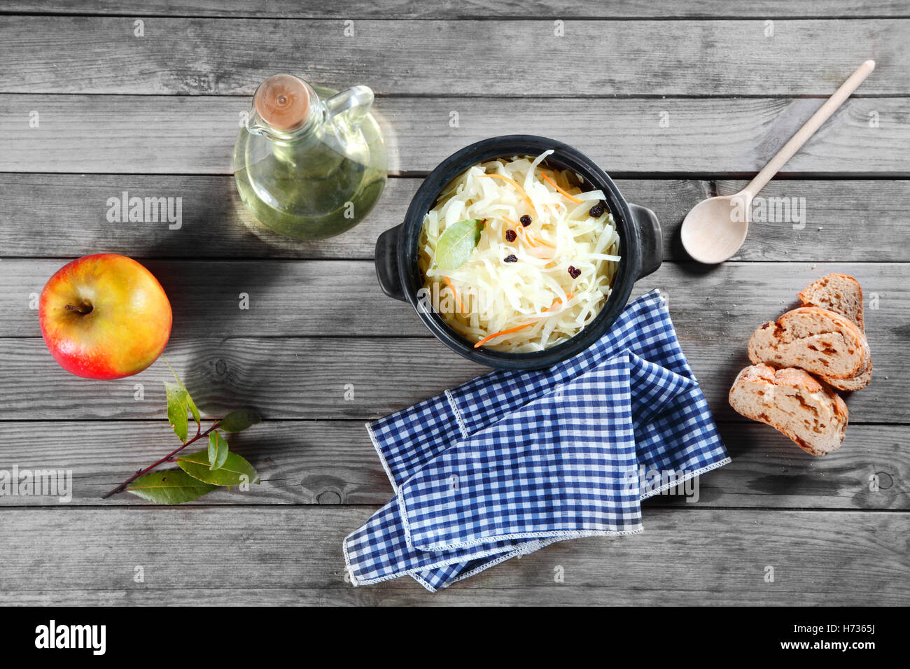 Costruzione casa cibo aliment pane di frutta cucina cucina lessare i cuochi cottura per bollitura dieta carota aceto cavolo tovagliolo Foto Stock