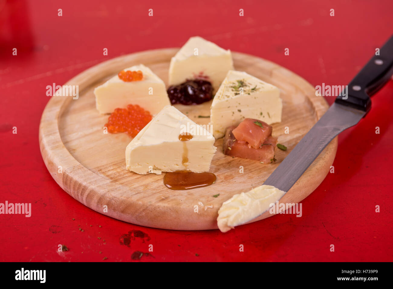 Cibo aliment pane singola scheda closeup angolo di spread latte pesce Cucina Cucina lessare i cuochi cottura per bollitura taglio dieta piatto unico Foto Stock