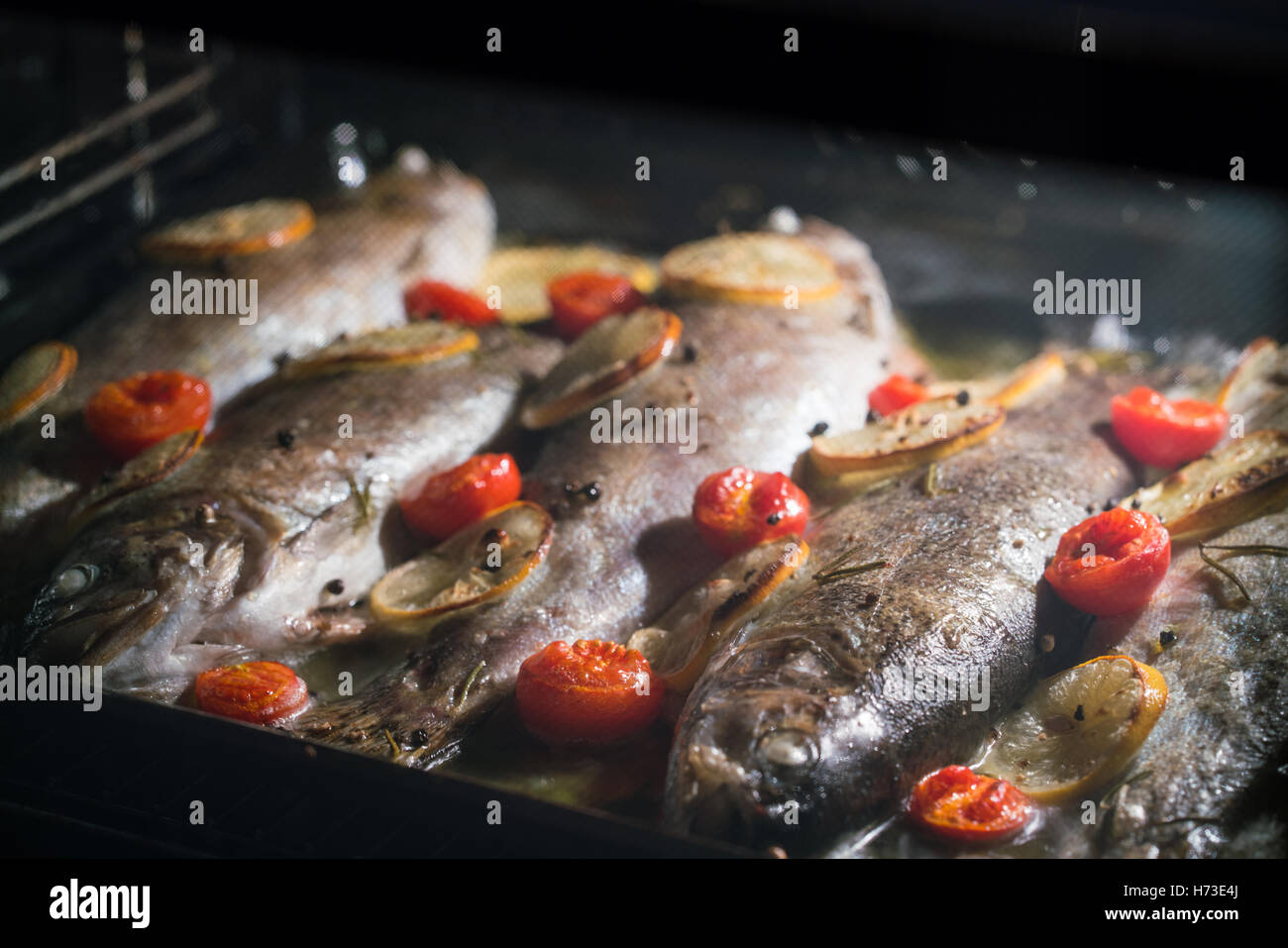 Trota di delizioso pesce è la cottura in forno Foto Stock
