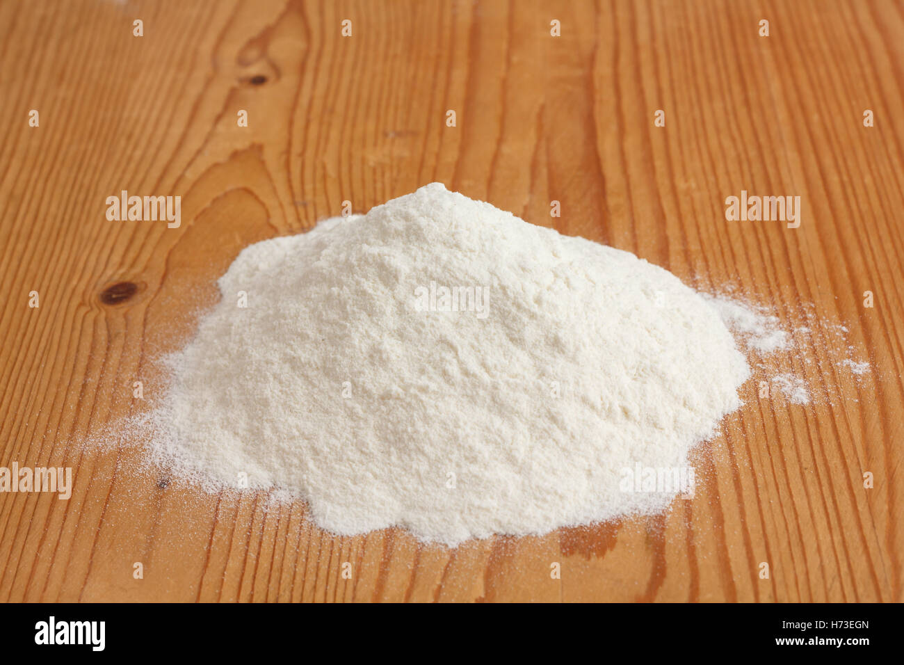 Farina bianca su una rustica cucina antica pensione. Foto Stock