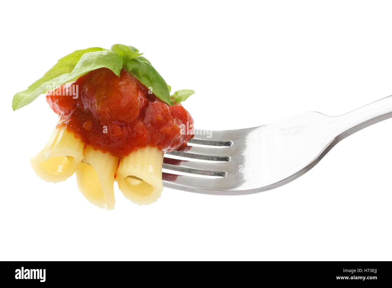 Una ricca salsa di pomodoro, pasta e basilico su una forcella isolato Foto Stock
