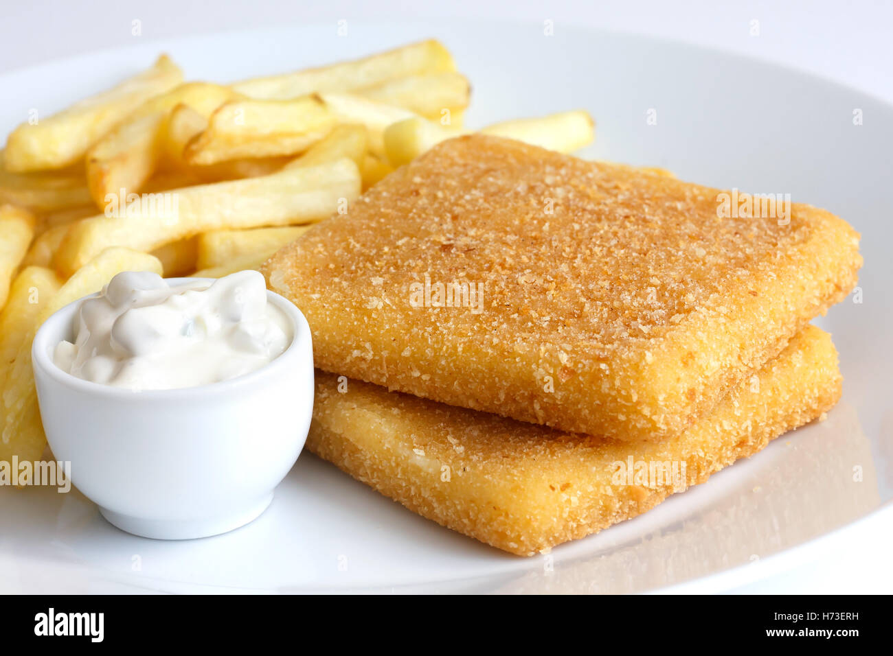 Piastra del golden formaggio fritto, patatine, salsa tartara. Foto Stock