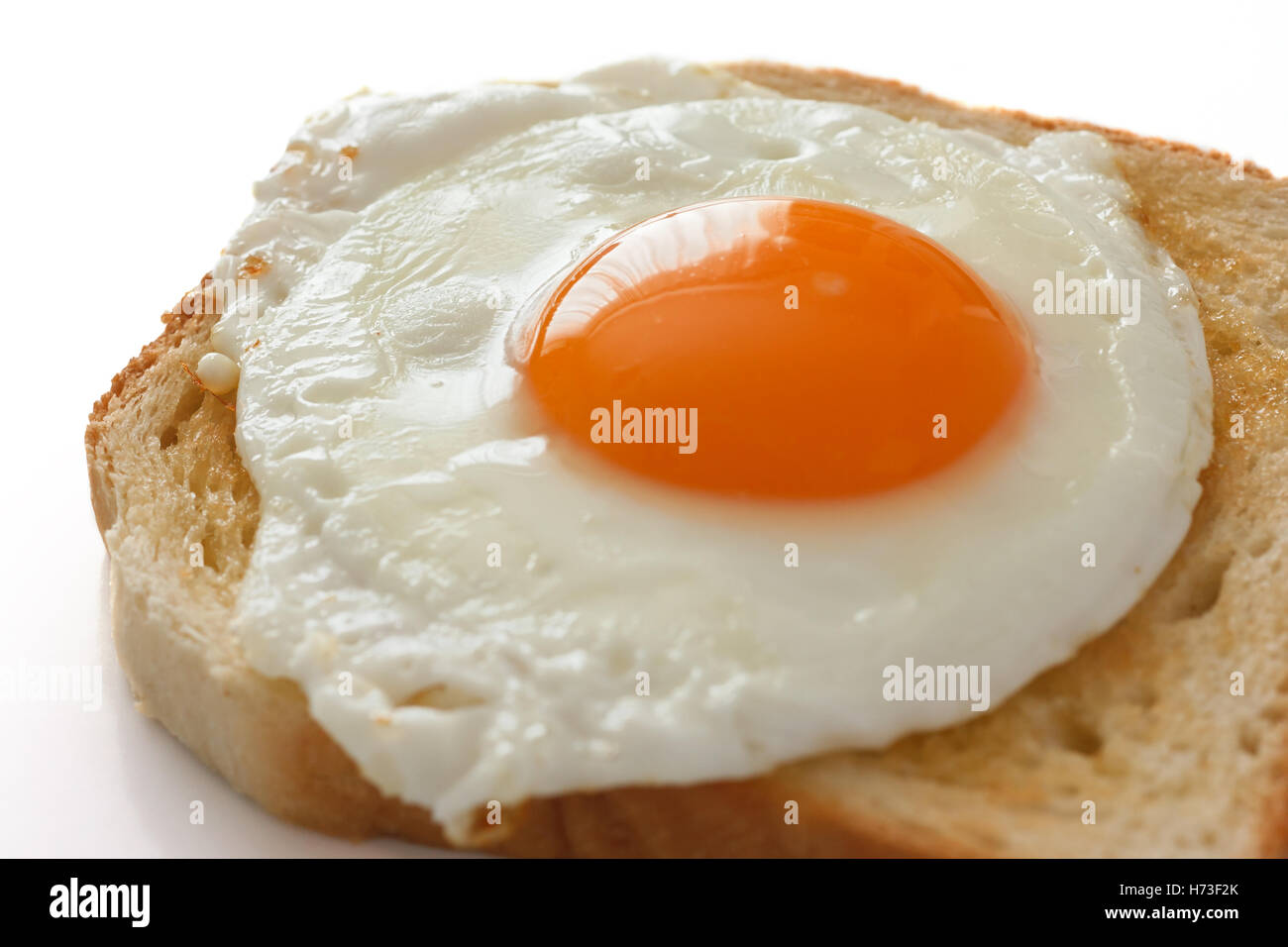 Uovo fritto su toast bianchi Foto Stock