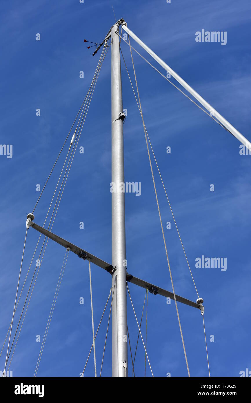 Metallo profilo ovale montante di yacht con corde. Foto Stock