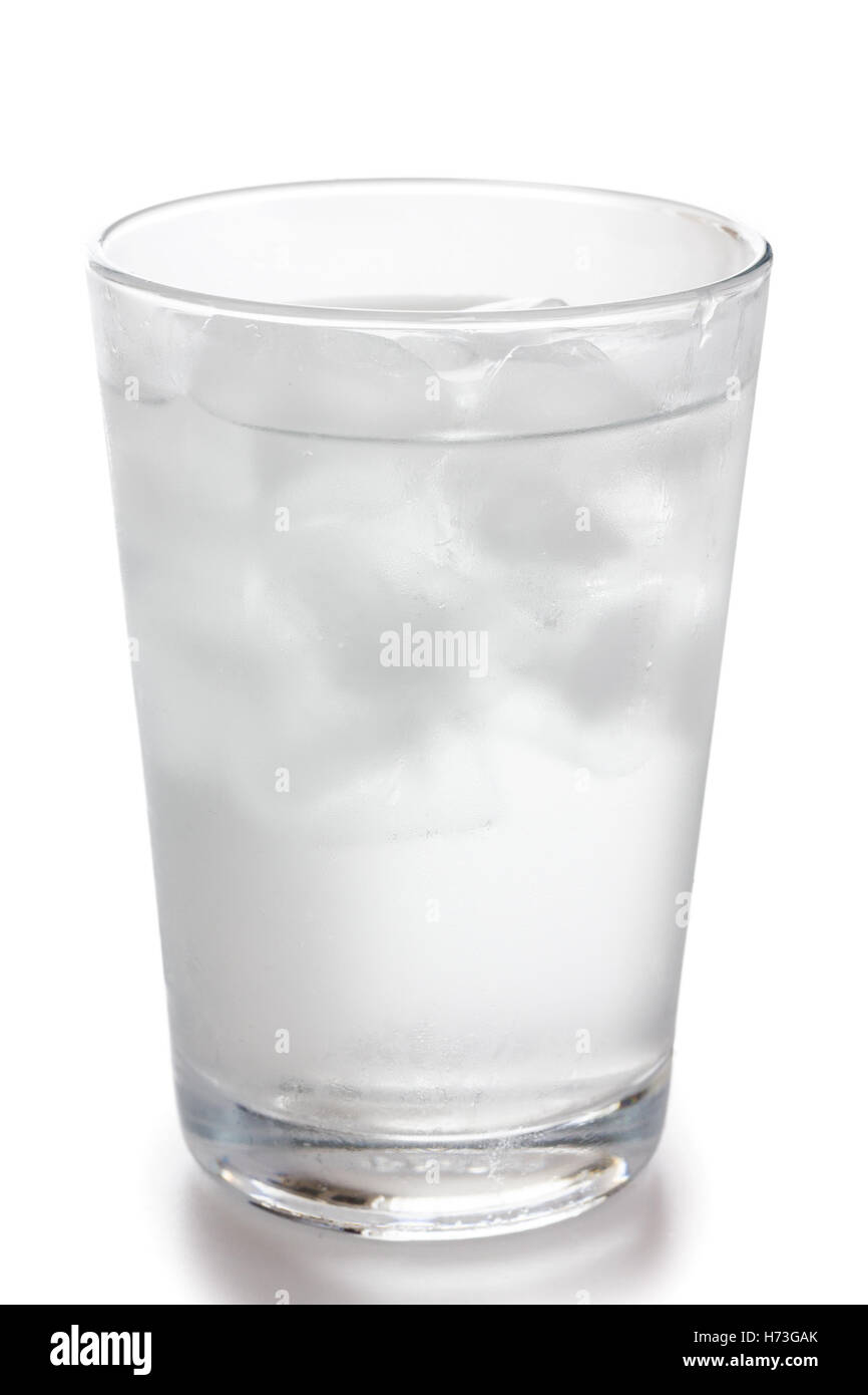 Bicchiere con ghiaccio e acqua immagini e fotografie stock ad alta  risoluzione - Alamy