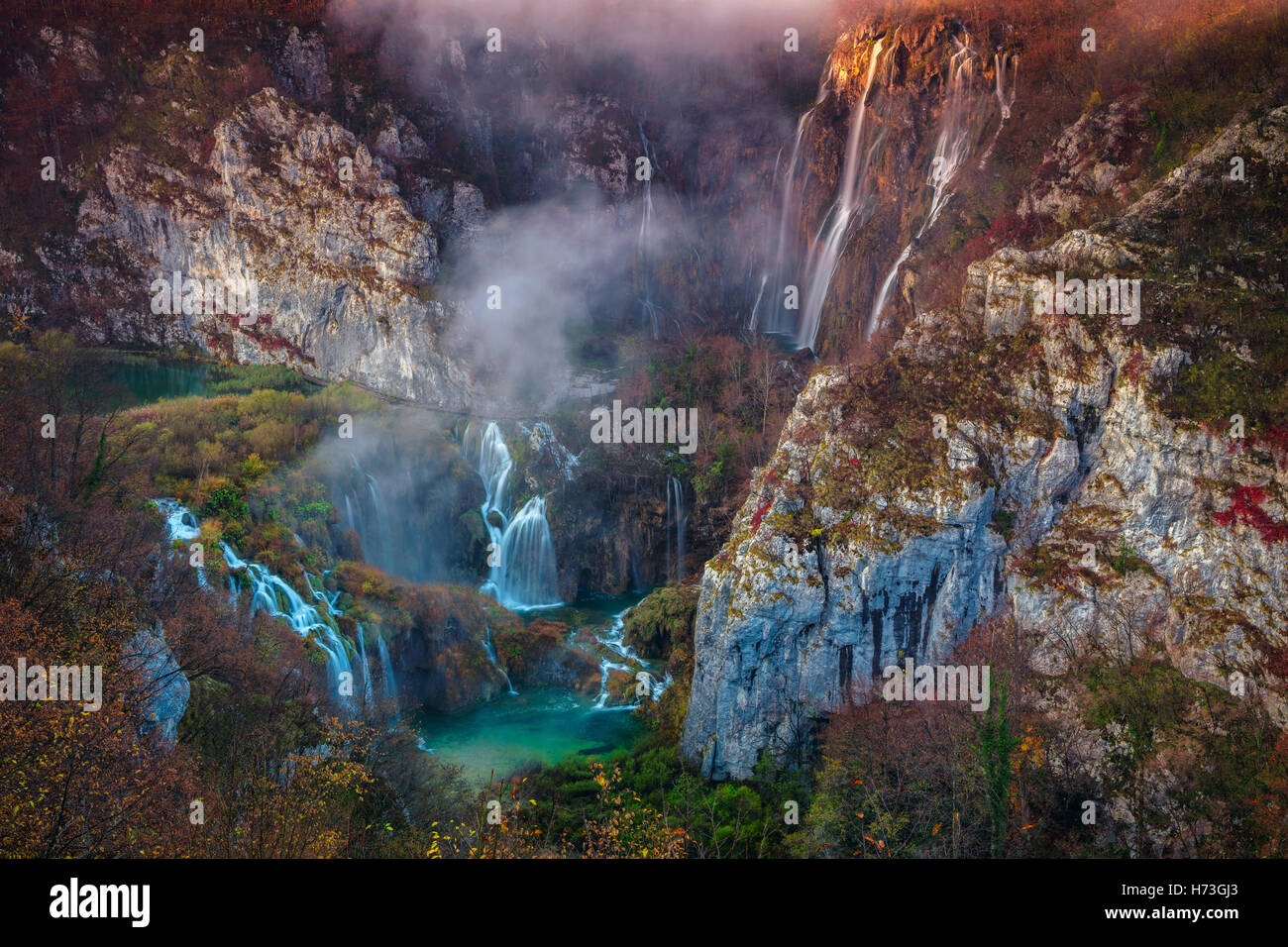 Laghi di Plitvice cascata in autunno. Immagine della cascata che si trova nel parco nazionale di Plitvice, Croazia durante l'autunno all'alba. Foto Stock