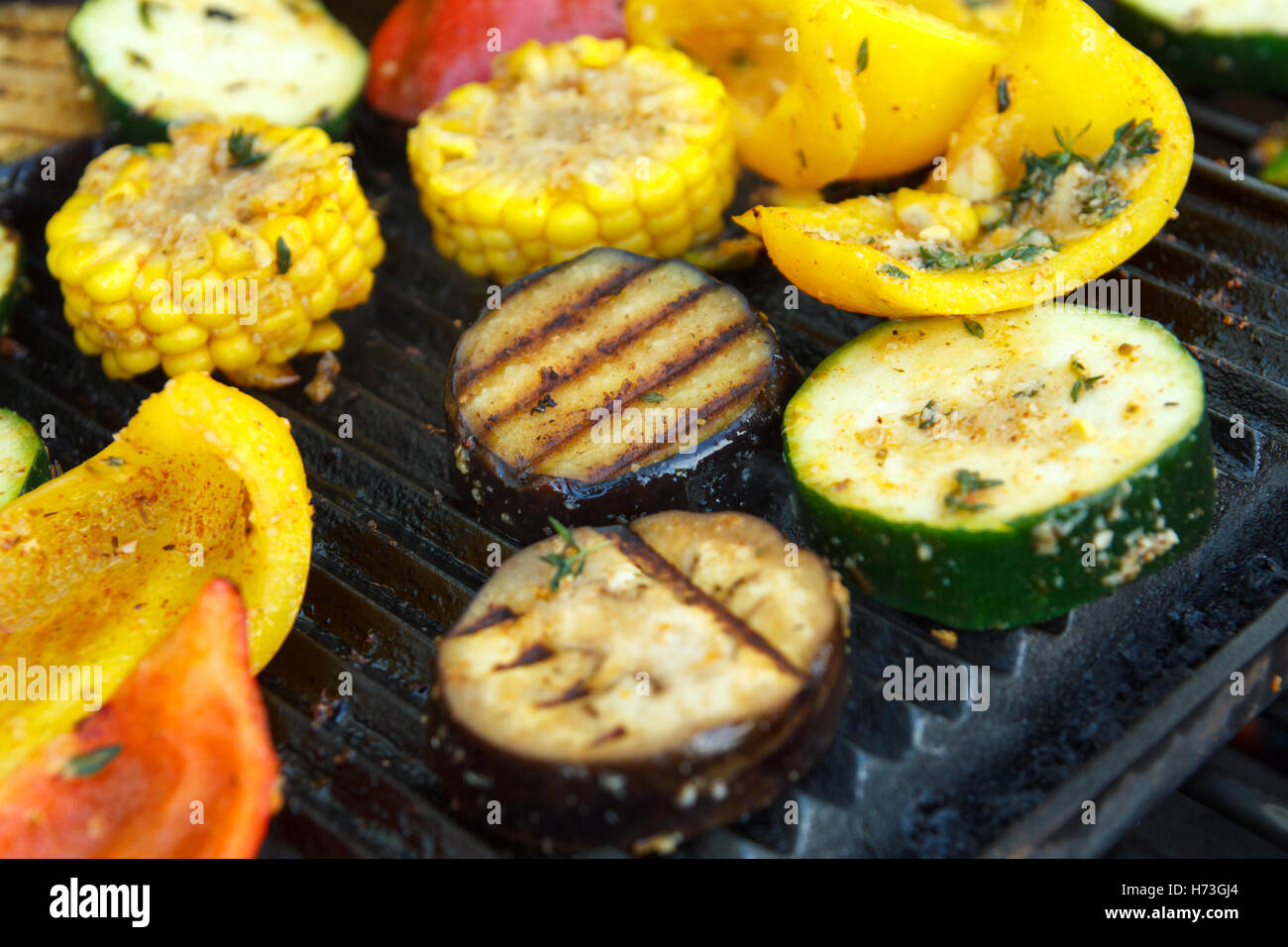 Dettaglio di verdure alla griglia su una ghisa piastra. Foto Stock