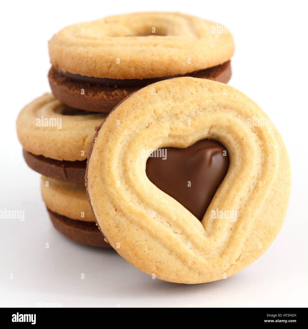 Pacco misto di bianco e scuro biscotti a forma di cuore tagliato fuori. Foto Stock