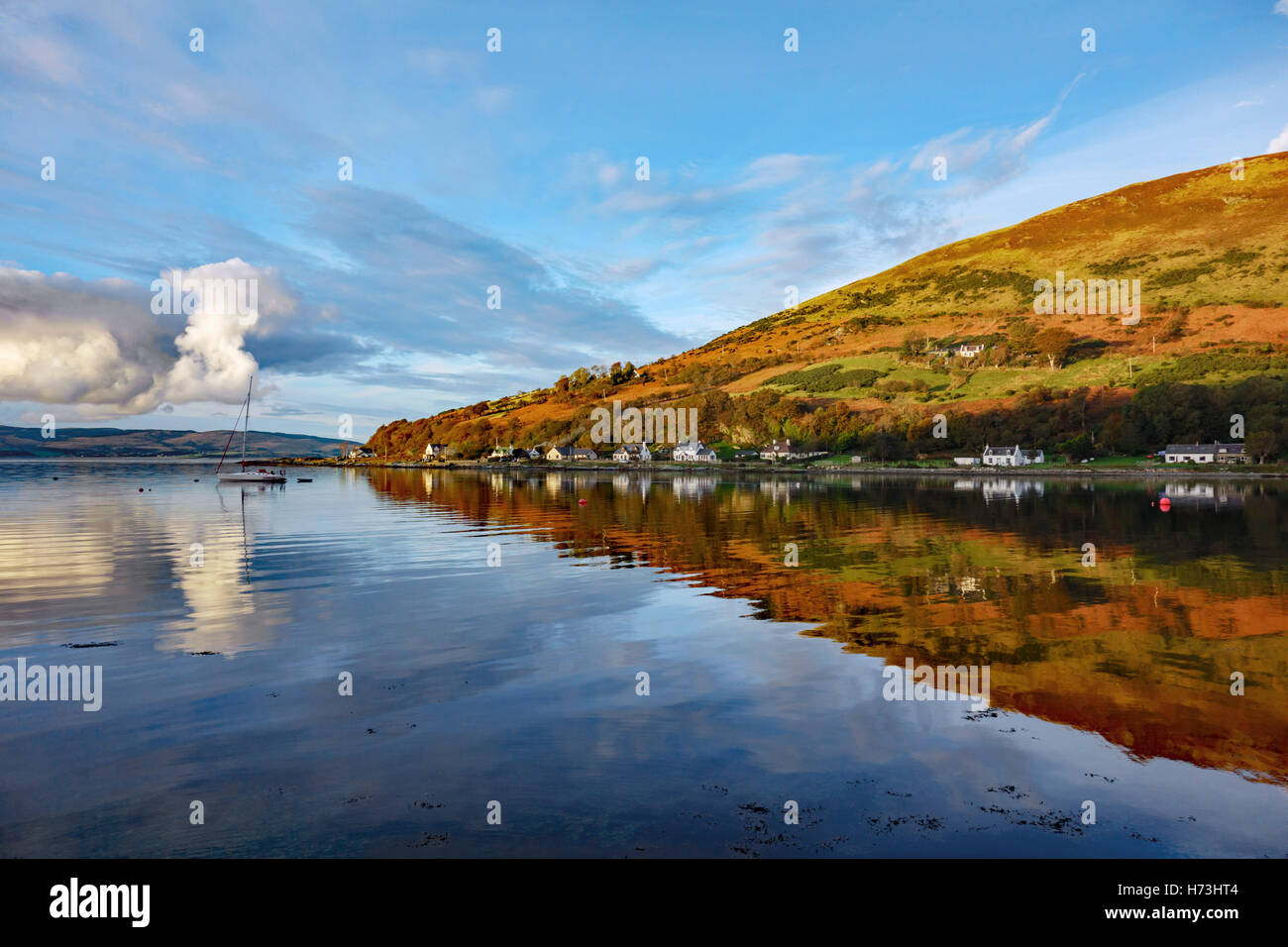 Mare calmo presso il villaggio di Lochranza sulla costa nord dell'isola di Arran, Scozia Foto Stock