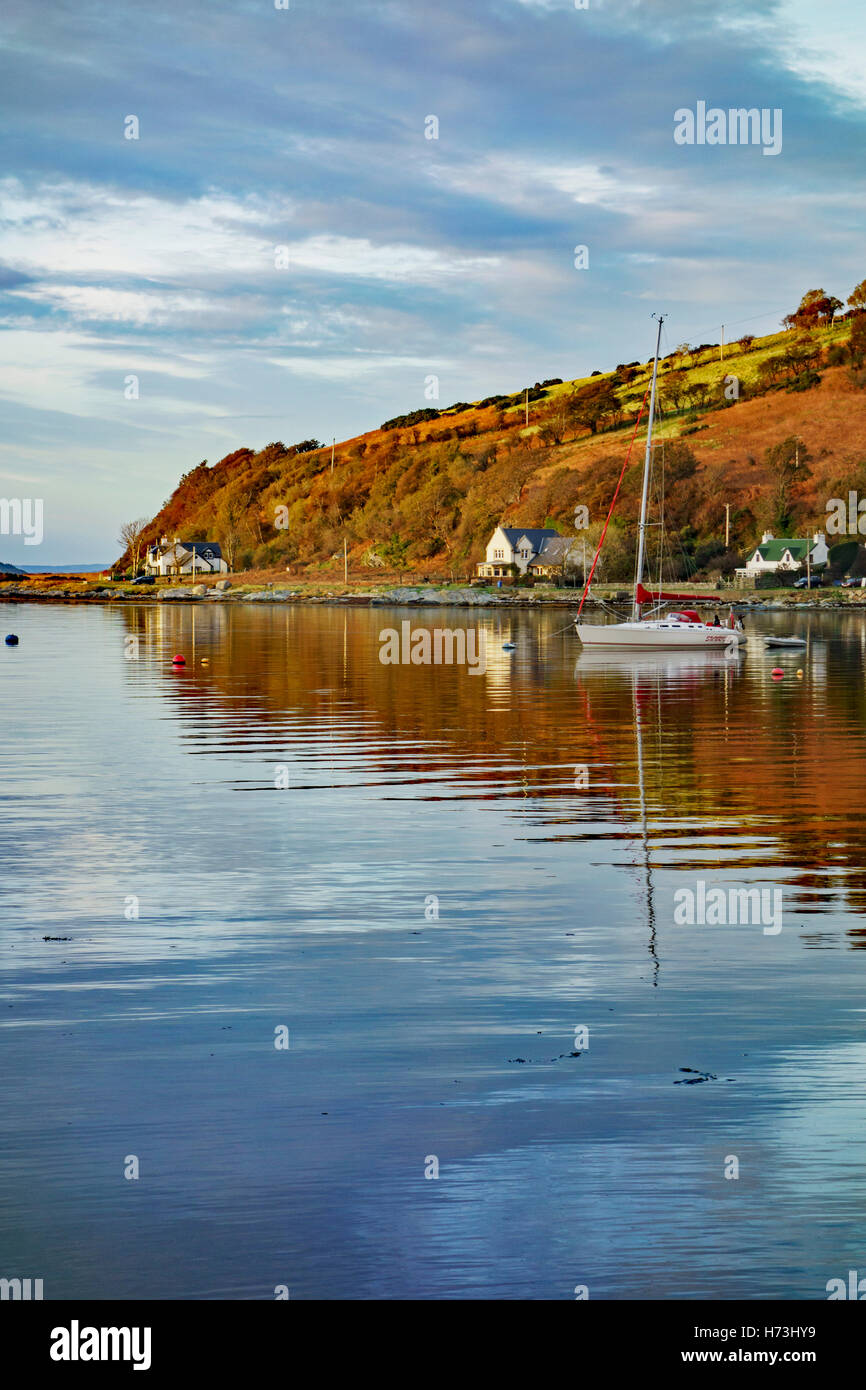 Yacht presso il villaggio di Lochranza sulla costa nord dell'isola di Arran, Scozia Foto Stock