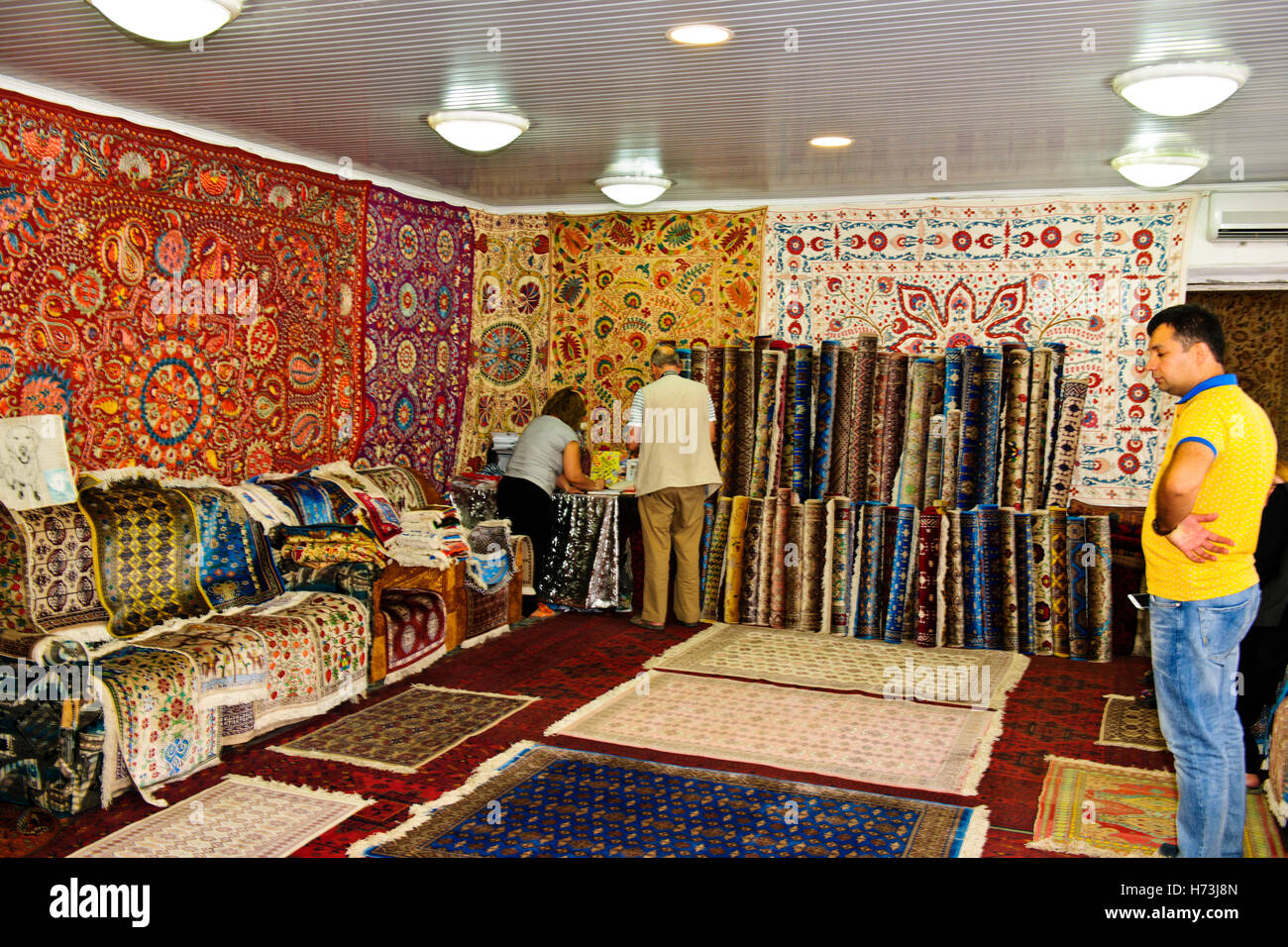 Tappeto di Samarcanda Factory,le donne con lavoro a telai rendendo seta  personalizzato,tappeti di lana,Samarquand,Samarcanda,l'Silk Road,Uzbekistan  Foto stock - Alamy