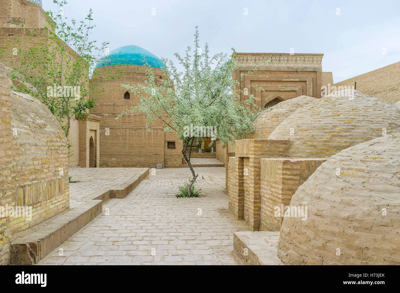 Il mattone di mausolei e tombe sul territorio del complesso di sepoltura nel centro di Itchan Kala, Khiva, Uzbekistan. Foto Stock