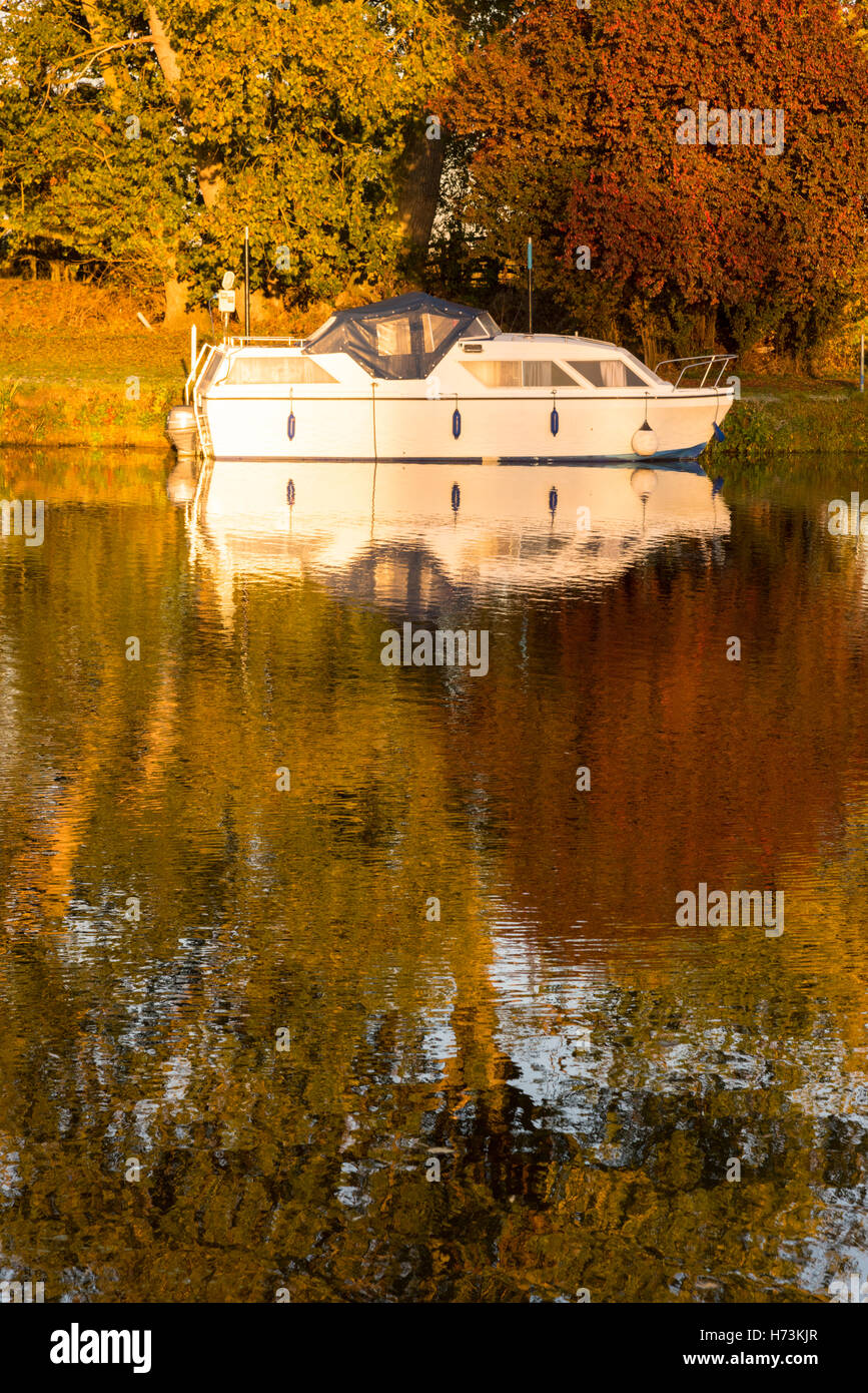 Overcote, Cambridgeshire Regno Unito, 2 novembre 2016. Un piacere barca è ormeggiata in un glorioso Autunno colori riflessi sul Fiume Great Ouse nella luce del mattino su un chiaro, nitido mattina. Dopo un lieve scrivi questo è il primo gelo di questo autunno a Est del Regno Unito. Credito Eales Julian/Alamy Live News Foto Stock