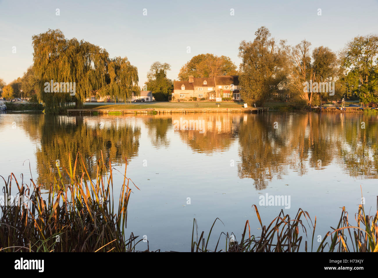 Overcote, Cambridgeshire Regno Unito, 2 novembre 2016. Il luccio e anguille pub è bagnata in autunno dorato del sole sul Fiume Great Ouse su un chiaro, nitido mattina. Dopo un lieve scrivi questo è il primo gelo di questo autunno a Est del Regno Unito. Credito Eales Julian/Alamy Live News Foto Stock