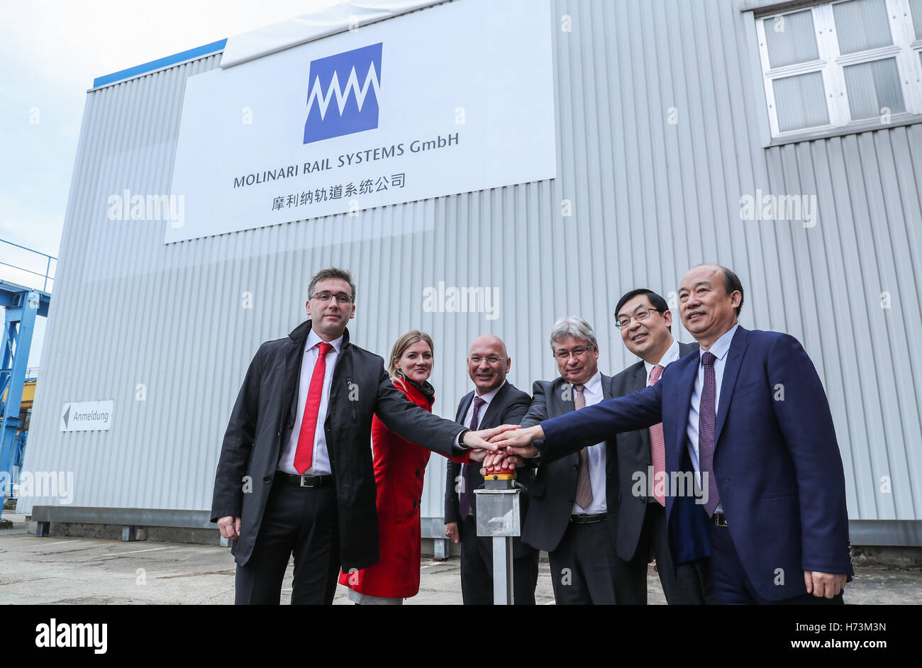 Dessau, Germania. 1 Nov, 2016. Gli ospiti assistere ad una cerimonia di lancio di Molinari Rail Systems GmbH a Dessau, Repubblica federale di Germania il 9 novembre 1, 2016. Molinari Rail Systems GmbH, un Sino-Swiss joint venture nel sistema ferroviario, acquisito il tedesco insolvente enterprise Fahrzeugtechinik Dessau (FTD) basato nella città tedesca di Dessau vicino a Berlino. © Shan Yuqi/Xinhua/Alamy Live News Foto Stock