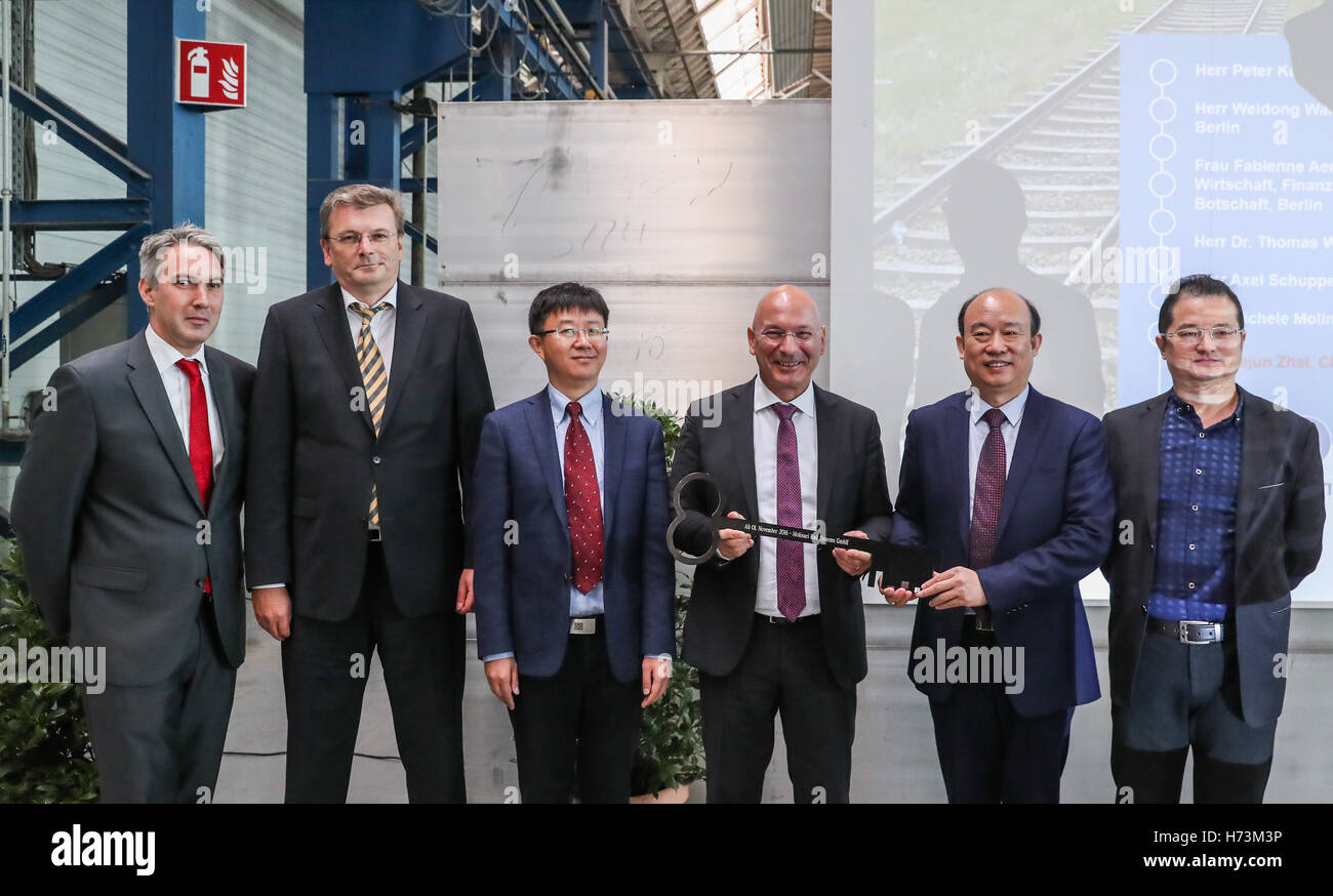 Dessau, Germania. 1 Nov, 2016. Gli ospiti assistere ad una cerimonia di lancio di Molinari Rail Systems GmbH a Dessau, Repubblica federale di Germania il 9 novembre 1, 2016. Molinari Rail Systems GmbH, un Sino-Swiss joint venture nel sistema ferroviario, acquisito il tedesco insolvente enterprise Fahrzeugtechinik Dessau (FTD) basato nella città tedesca di Dessau vicino a Berlino. © Shan Yuqi/Xinhua/Alamy Live News Foto Stock