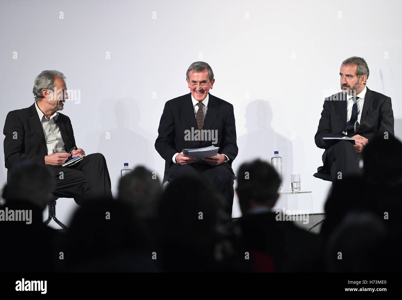 Berlino, Germania. 02Nov, 2016. Il direttore del Forum di Humboldt, British storico dell arte Neil McGregor (C), Presidente della cultura prussiana del patrimonio della Fondazione Hermann Parzinger (R), e storico dell'arte Horst Bredekamp sedersi durante una discussione sul concetto di Humboldt Forum in Berlin City Palace a Berlino, Germania, 02 novembre 2016. La direzione della Humboldt Forum il contenuto e la struttura come pure la mostra 'estremi! La natura, la cultura e la corrente di Humboldt' vengono presentati. Foto: SOEREN STACHE/dpa/Alamy Live News Foto Stock