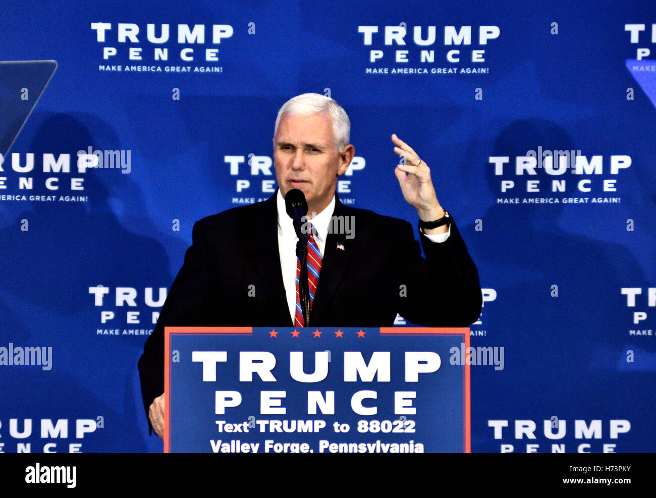 King of Prussia, Pennsylvania, USA. 1 Novembre, 2016. Una settimana prima dell'U.S. Elezioni generali del candidato presidenziale repubblicano Donald Trump, Vice-candidato presidenziale Mike Pence ed ex candidato GOP Dr. Ben Carson offrire una politica sanitaria discorso, in King of Prussia, PA., nei sobborghi di Philadelphia, il 1 novembre 2016 Foto Stock