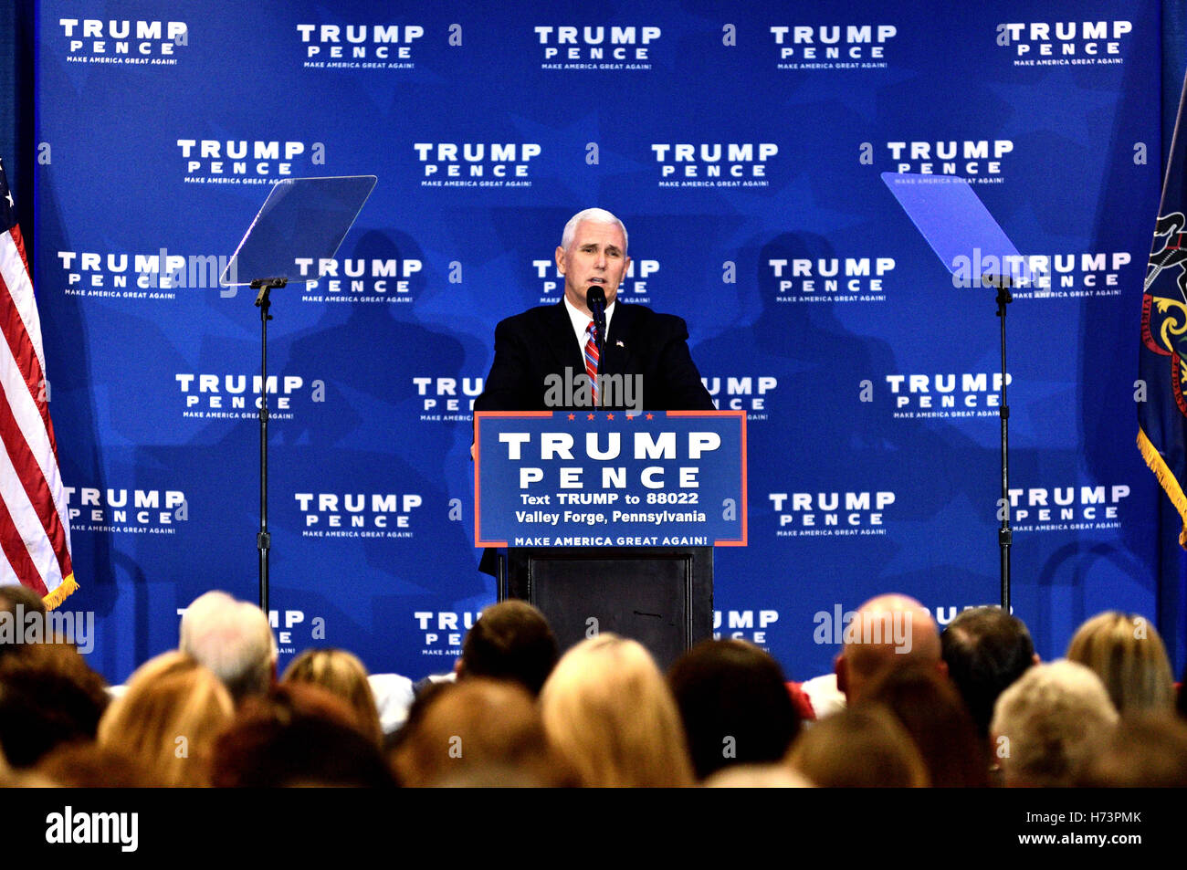 King of Prussia, Pennsylvania, USA. 1 Novembre, 2016. Una settimana prima dell'U.S. Elezioni generali del candidato presidenziale repubblicano Donald Trump, Vice-candidato presidenziale Mike Pence ed ex candidato GOP Dr. Ben Carson offrire una politica sanitaria discorso, in King of Prussia, PA., nei sobborghi di Philadelphia, il 1 novembre 2016 Foto Stock