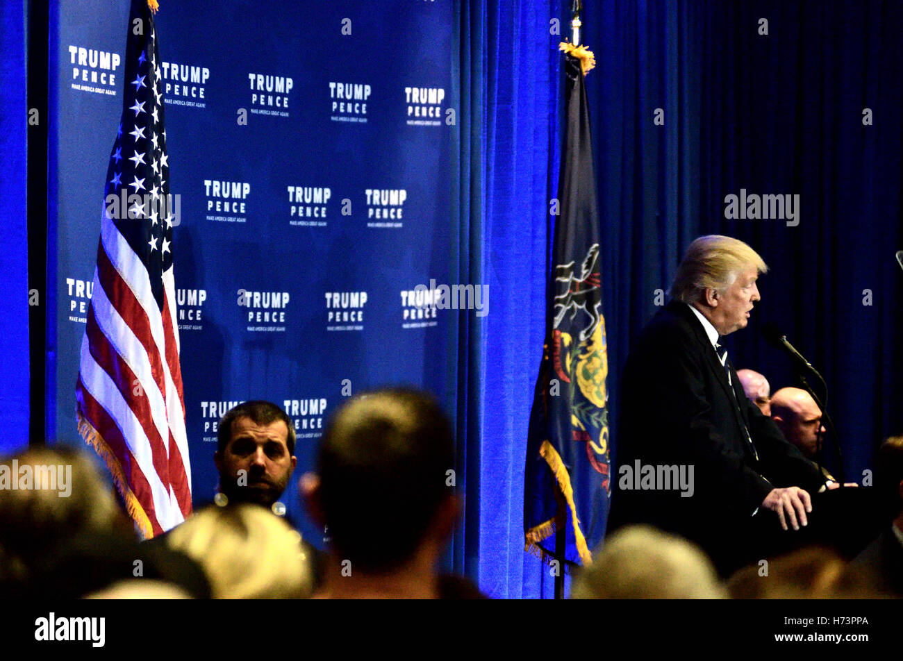 King of Prussia, Pennsylvania, USA. 1 Novembre, 2016. Una settimana prima dell'U.S. Elezioni generali del candidato presidenziale repubblicano Donald Trump, Vice-candidato presidenziale Mike Pence ed ex candidato GOP Dr. Ben Carson offrire una politica sanitaria discorso, in King of Prussia, PA., nei sobborghi di Philadelphia, il 1 novembre 2016 Foto Stock