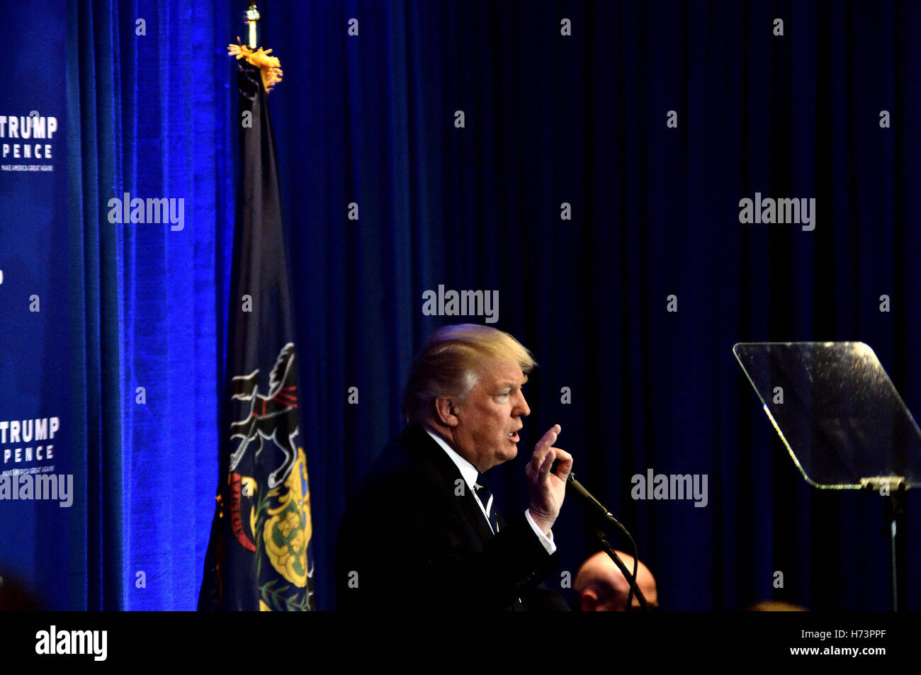 King of Prussia, Pennsylvania, USA. 1 Novembre, 2016. Una settimana prima dell'U.S. Elezioni generali del candidato presidenziale repubblicano Donald Trump, Vice-candidato presidenziale Mike Pence ed ex candidato GOP Dr. Ben Carson offrire una politica sanitaria discorso, in King of Prussia, PA., nei sobborghi di Philadelphia, il 1 novembre 2016 Foto Stock