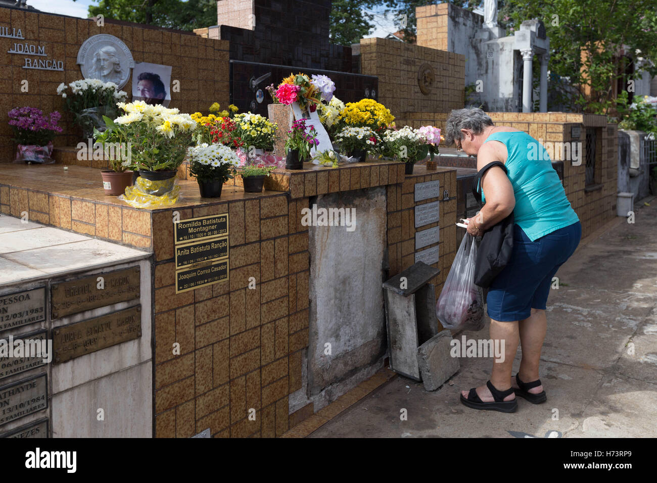 Sao Paulo, Brasile. 2° Nov, 2016. Ventole visita la tomba di DOMINGOS MONTAGNER, amata soap opera attore, su tutte anima del giorno in Sao Paulo, questo mercoledì.MONTAGNER annegato nel fiume Sao Francisco su settembre, 15. © Paulo Lopes/ZUMA filo/Alamy Live News Foto Stock