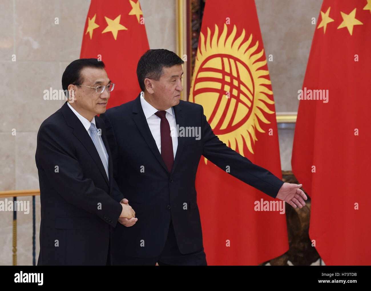 Bishkek, Kirghizistan. 2° Nov, 2016. Il premier cinese LI Keqiang (L) tiene colloqui del Kirghizistan con il Primo Ministro Sooronbay Jeenbekov a Bishkek, Kirghizistan, nov. 2, 2016. Credito: Rao Aimin/Xinhua/Alamy Live News Foto Stock