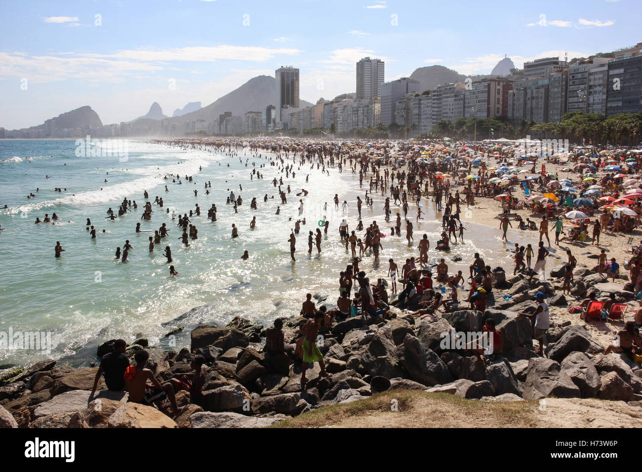 Rio de Janeiro, Brasile, 02 Novembre 2016: estate inizia ufficialmente nel solo Brasile il 21 dicembre, ma le spiagge di Rio de Janeiro già vivendo giorni d'estate. Migliaia di locali e turisti che affollano spiagge della città godendo il meteo e il calore nella gamma di 35 gradi Celsius. Per garantire la sicurezza dei bagnanti, il governo di polizia rafforzata nelle città principali spiagge. Nelle immagini, le spiagge di Leme e Copacabana, a sud della città di Rio de Janeiro. Credito: Luiz Souza/Alamy Live News Foto Stock