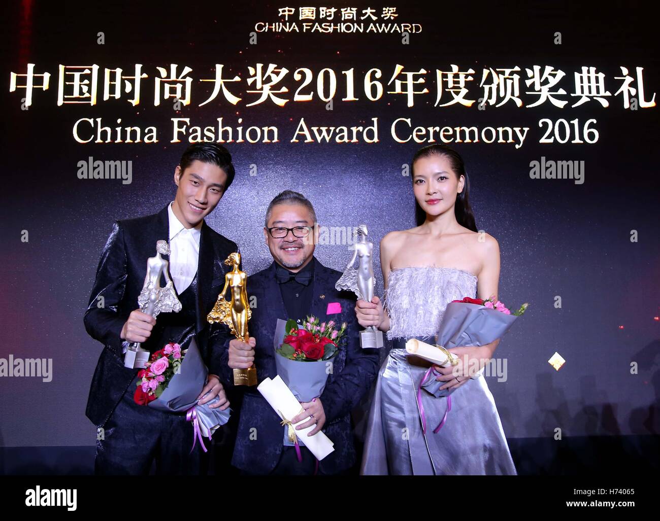 Pechino, Cina. 2° Nov, 2016. Liu Yong (C), vincitore della Cina Stilista di Moda Top Award e Zeng Lingling (R) e Shi Qifan, vincitori del miglior modello di moda, riconoscere il pubblico durante la Cina la settimana della moda di cerimonia di chiusura e di aggiudicazione eremony a Pechino Capitale della Cina, nov. 2, 2016. © Chen Jianli/Xinhua/Alamy Live News Foto Stock