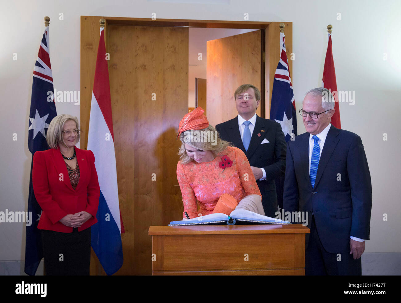 A Canberra, Australia. 2° Nov, 2016. Willem-Alexander re e regina Maxima dei Paesi Bassi visita il primo ministro Malcolm Turnbull al Parlamento a Canberra, Australia, 2 novembre 2016. La Dutch King e Queen sono in Australia per un 5 Giorno in visita di stato. Foto: Patrick van Katwijk point de vue fuori - nessun filo SERVICE -/dpa/Alamy Live News Foto Stock