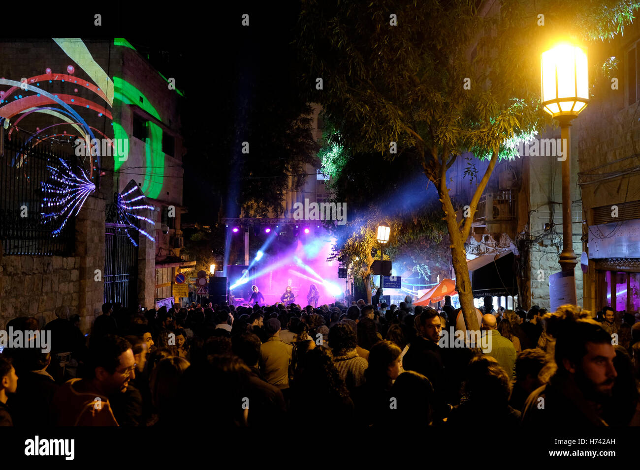 Gerusalemme, Israele 02 Novembre 2016 - Le persone che si godono la musica libera le prestazioni durante la città di Indie Festival' che offre spettacoli musicali nelle strade, bar e altri luoghi nel centro di Gerusalemme evidenziazione luminosa locali nuovi nomi sulla scena musicale indipendente Credito: Eddie Gerald/Alamy Live News Foto Stock