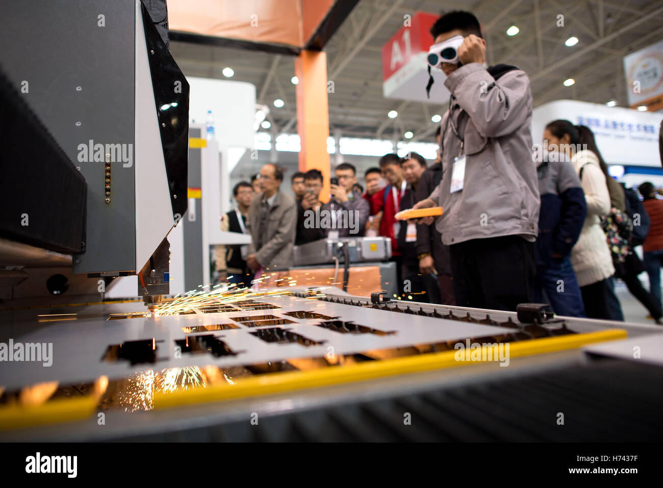 Wuhan, la Cina della provincia di Hubei. 3 Novembre, 2016. I membri dello staff di dimostrare il taglio laser a xiii Optics Valle del China International optoelettronico di esposizione e Forum di Wuhan, capitale della Cina centrale della provincia di Hubei, nov. 3, 2016. Credito: Xiong Qi/Xinhua/Alamy Live News Foto Stock