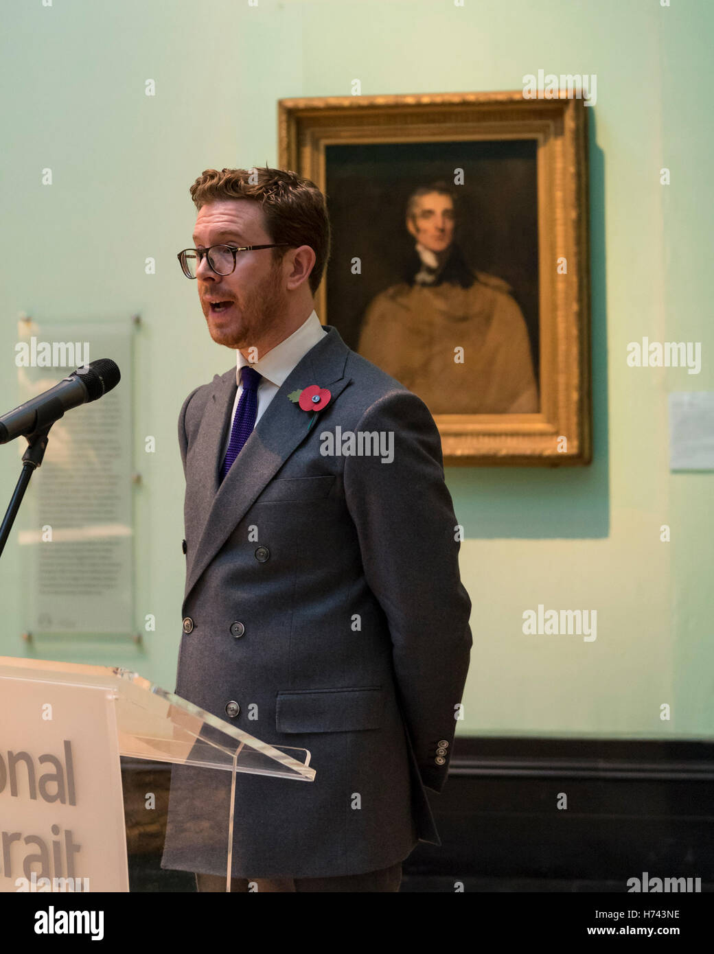 Londra, Regno Unito. Il 3 novembre 2016. Dr Nicholas Cullinan, Direttore della National Portrait Gallery, parla al lancio di un appello pubblico dalla National Portrait Gallery di acquisire Sir Thomas Lawrence ultimo ritratto del Duca di Wellington. Il ritratto è stato offerto alla National Portrait Gallery per GBP1.3m, con la galleria cercando di fissare la finale GBP300k attraverso appello pubblico. Credito: Stephen Chung / Alamy Live News Foto Stock