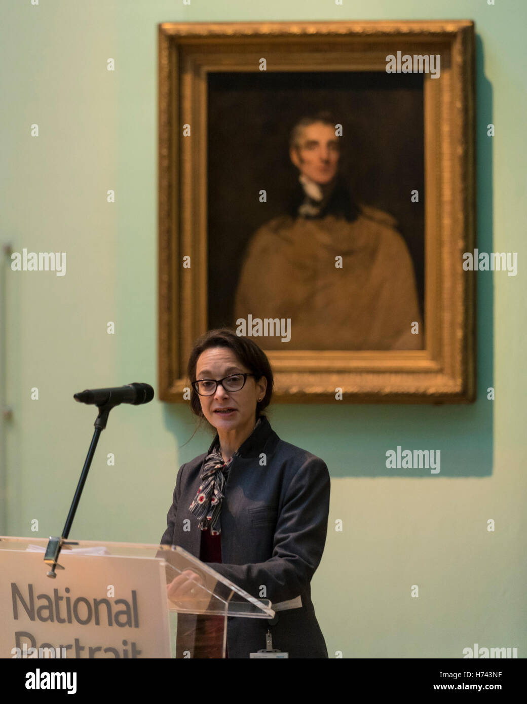 Londra, Regno Unito. Il 3 novembre 2016. Dr Lucy Peltz, senior curator del xviii secolo i ritratti e la testa di collezioni (Tudor a Regency), parla al lancio di un appello pubblico dalla National Portrait Gallery di acquisire Sir Thomas Lawrence ultimo ritratto del Duca di Wellington. Il ritratto è stato offerto alla National Portrait Gallery per GBP1.3m, con la galleria cercando di fissare la finale GBP300k attraverso appello pubblico. Credito: Stephen Chung / Alamy Live News Foto Stock