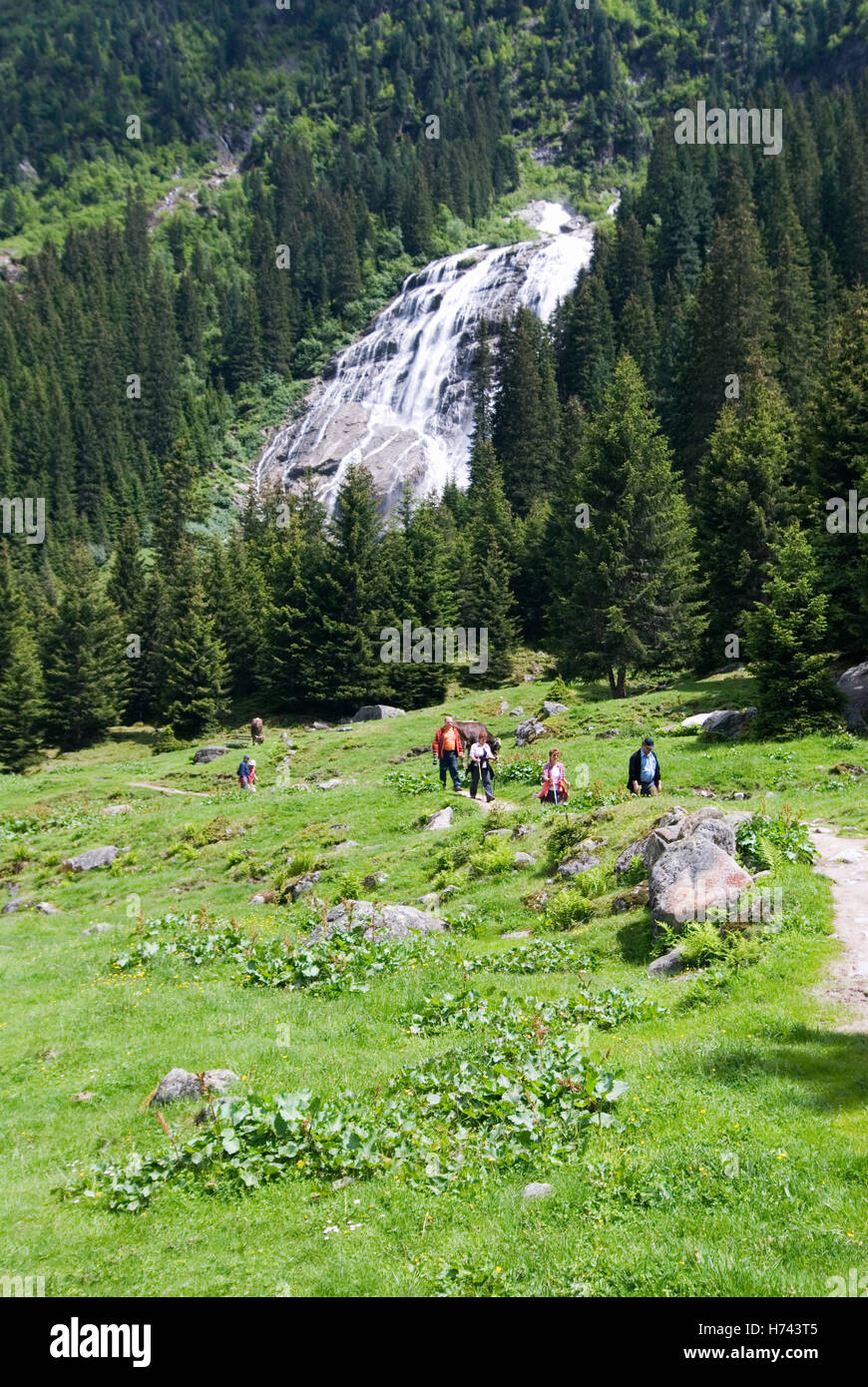 Gli escursionisti a Grawa-Wasserfall cascata nella valle dello Stubai in Tirolo, Austria, Europa Foto Stock