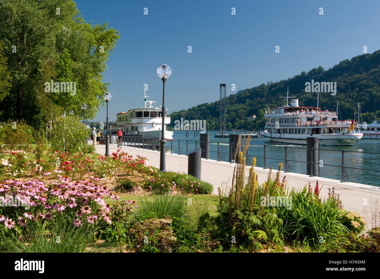 Il lungomare e la nave passeggeri nel porto, Bregenz, il lago di Costanza, Vorarlberg, Austria, Europa Foto Stock