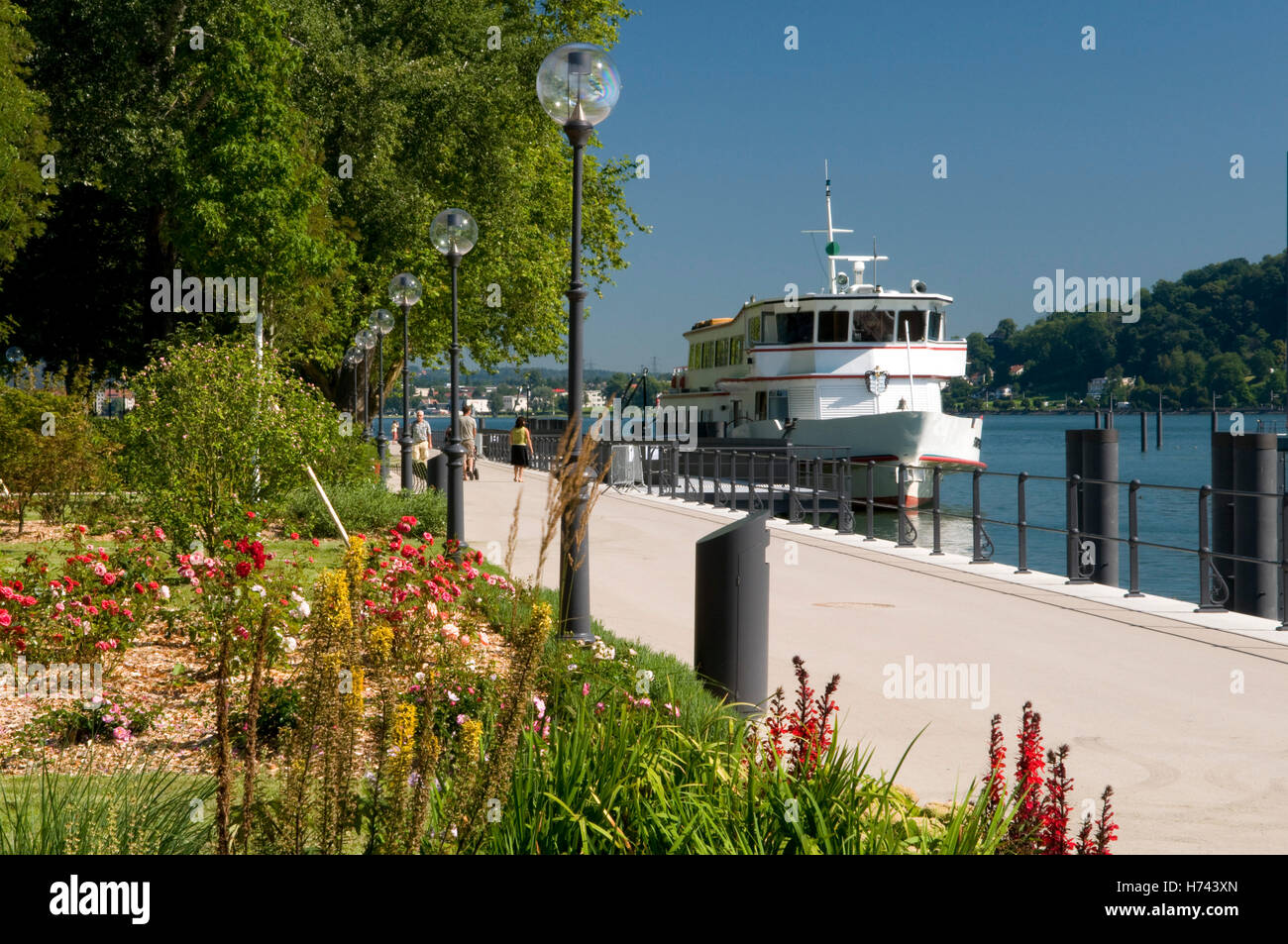 Il lungomare e la nave passeggeri nel porto, Bregenz, il lago di Costanza, Vorarlberg, Austria, Europa Foto Stock