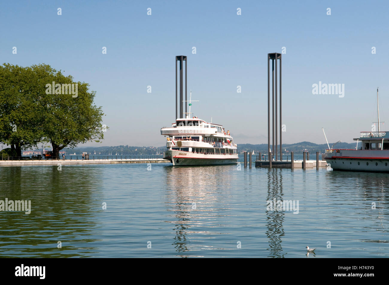 Fari e nave passeggeri all'entrata del porto, Bregenz, il lago di Costanza, Vorarlberg, Austria, Europa Foto Stock
