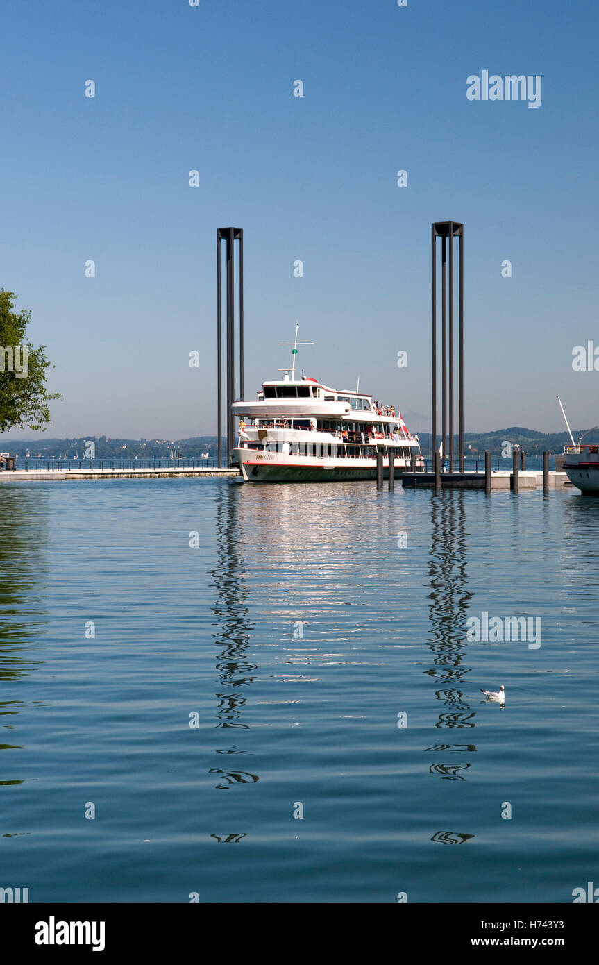 Fari e nave passeggeri all'entrata del porto, Bregenz, il lago di Costanza, Vorarlberg, Austria, Europa Foto Stock
