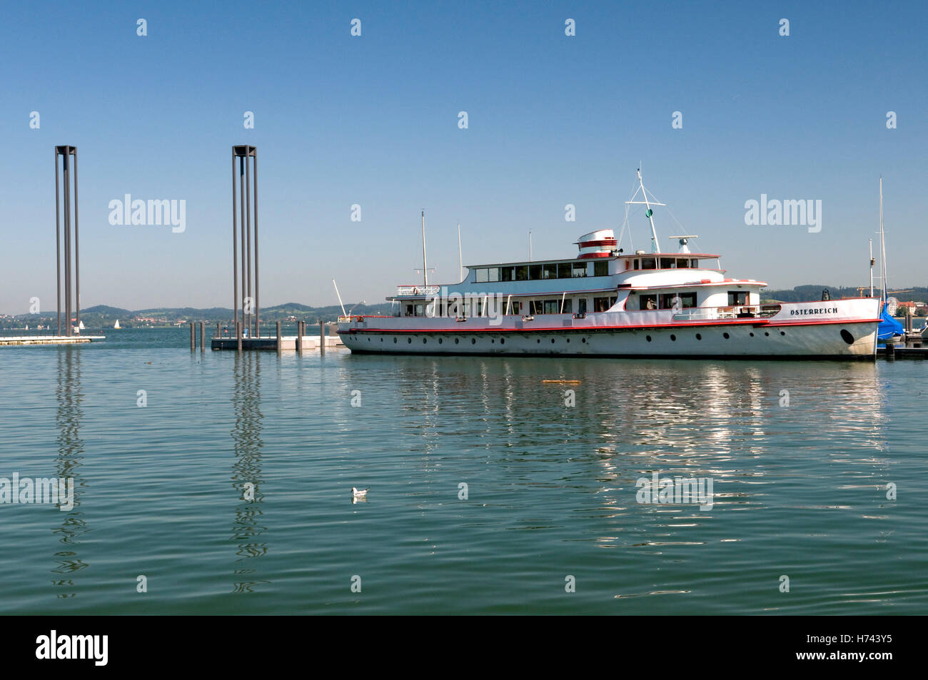 Fari e nave passeggeri all'entrata del porto, Bregenz, il lago di Costanza, Vorarlberg, Austria, Europa Foto Stock