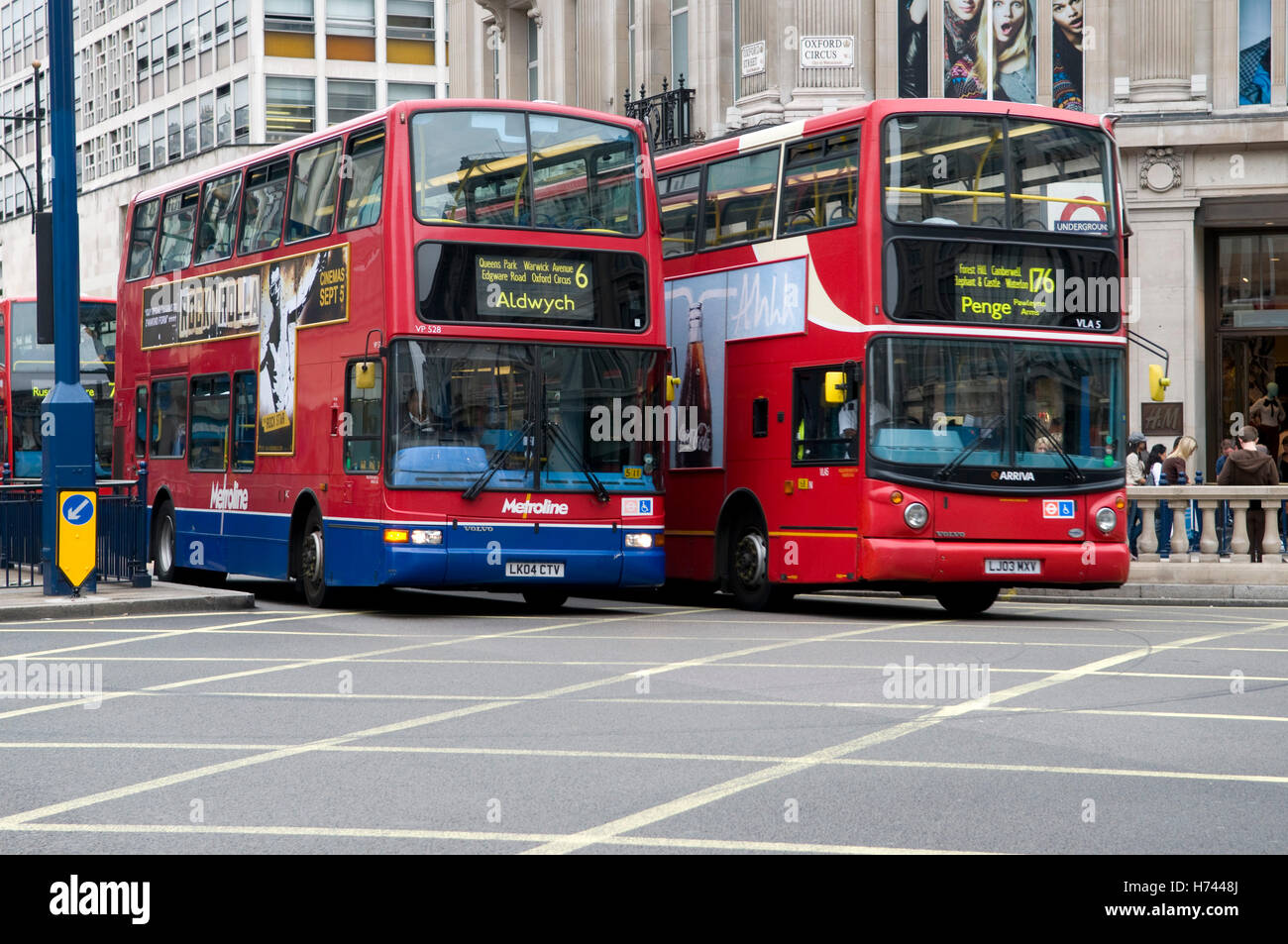 Tipico autobus britannico su Oxford Street, London, England, Regno Unito, Europa Foto Stock