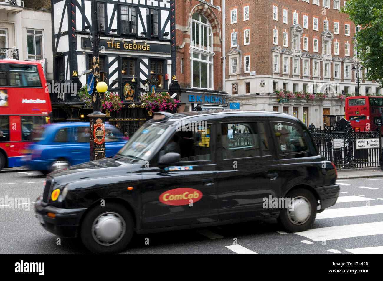 Taxi nella città di Londra, Inghilterra, Regno Unito, Europa Foto Stock