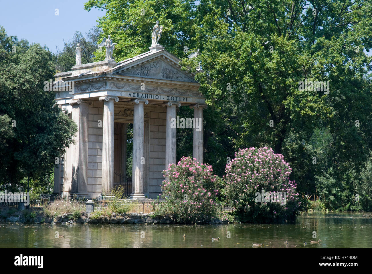 Tempio Tempio di Esculapio Giardino del Lago nel parco di Villa Borghese, Roma, Italia, Europa Foto Stock