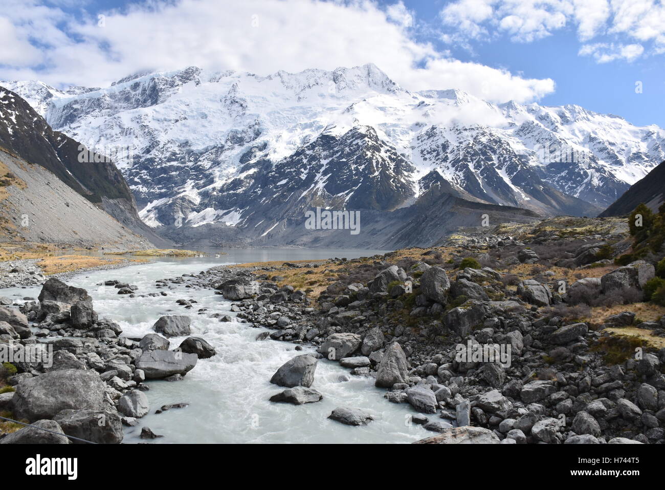 Neve montagne, ruscelli e silenzioso Foto Stock