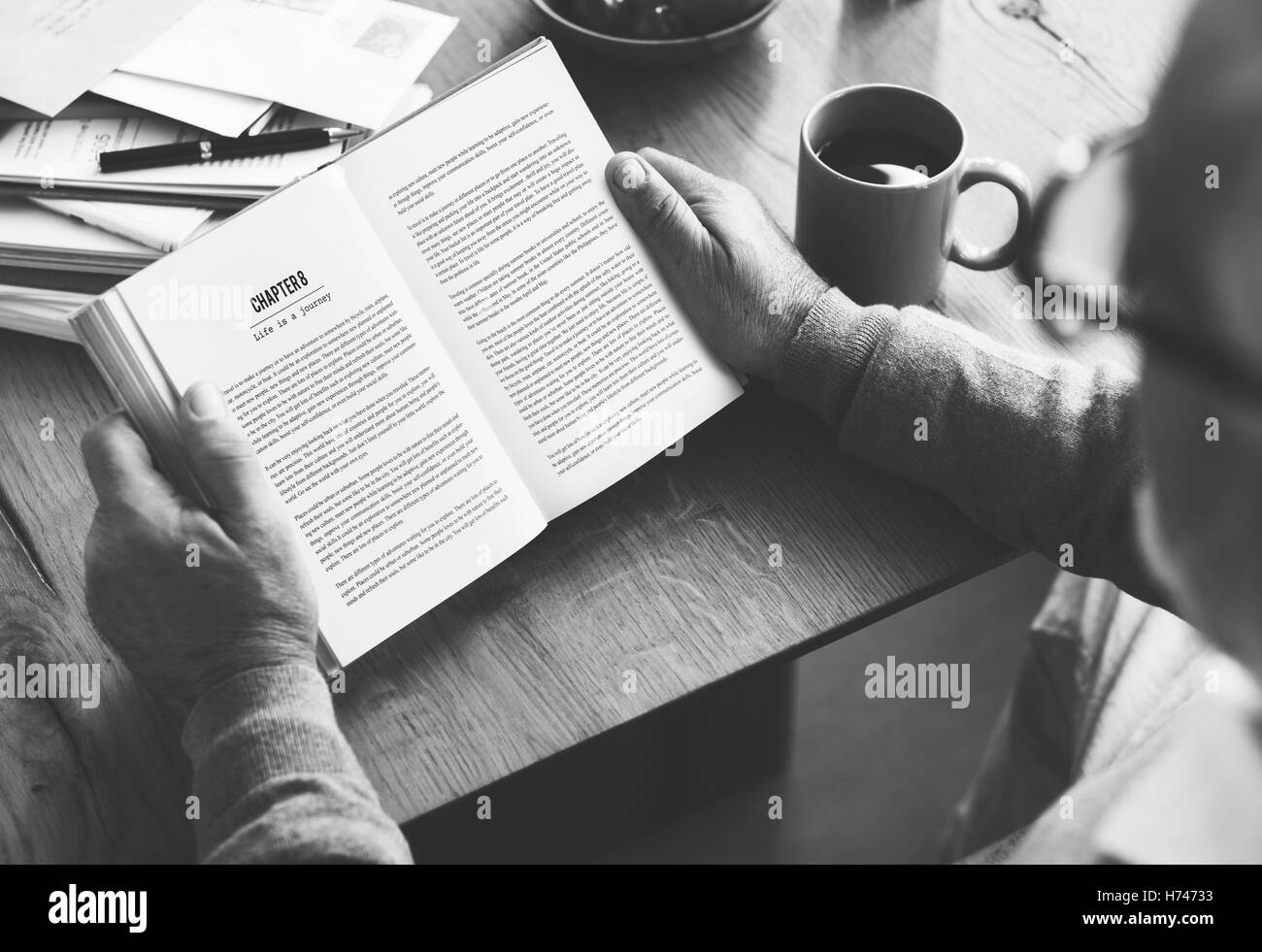 Prenota pausa caffè Tempo libero appoggio il concetto di lettura Foto Stock