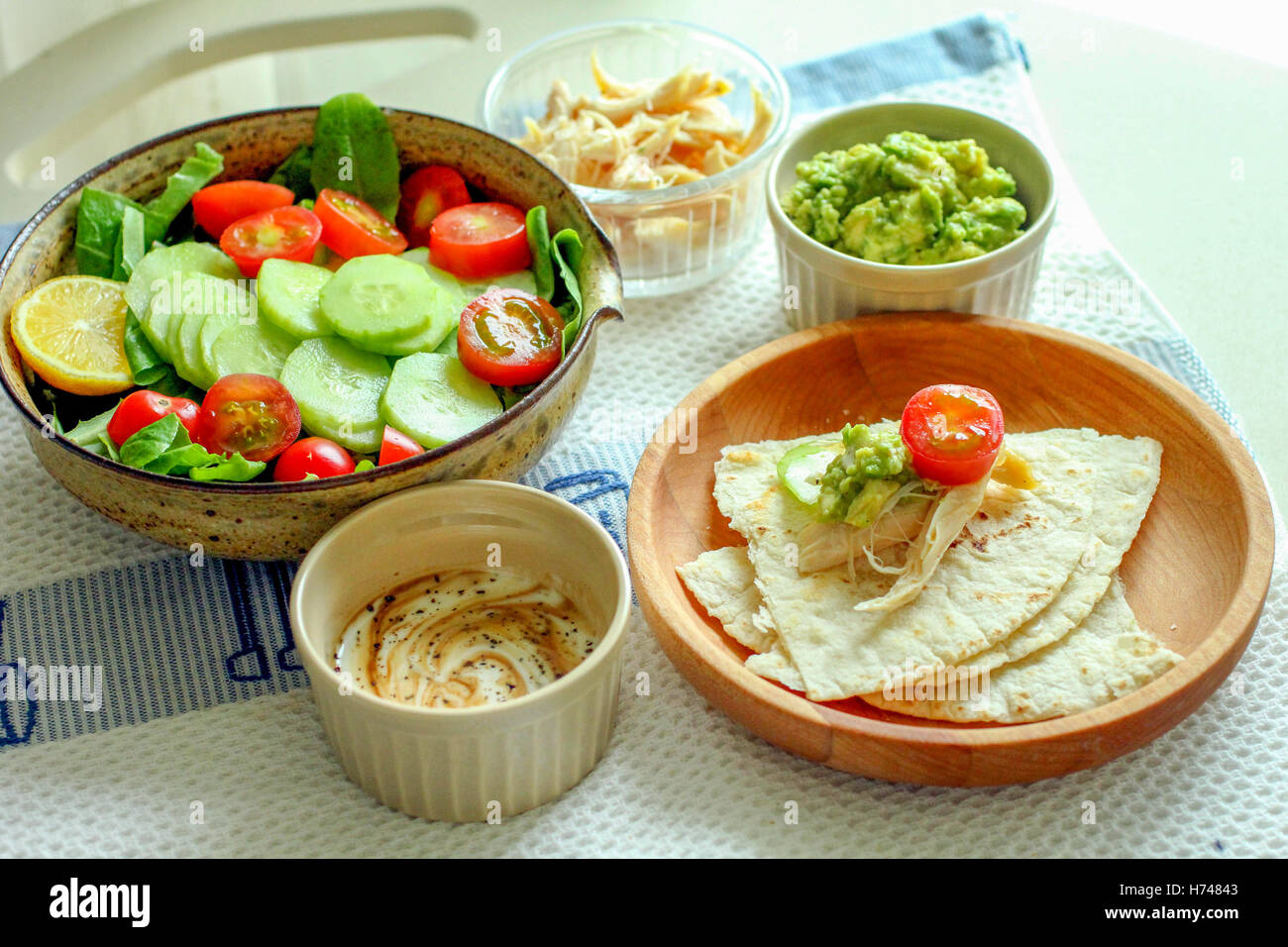 Pasto sano con organici di pomodoro insalata verde, pane naan e dessert Foto Stock