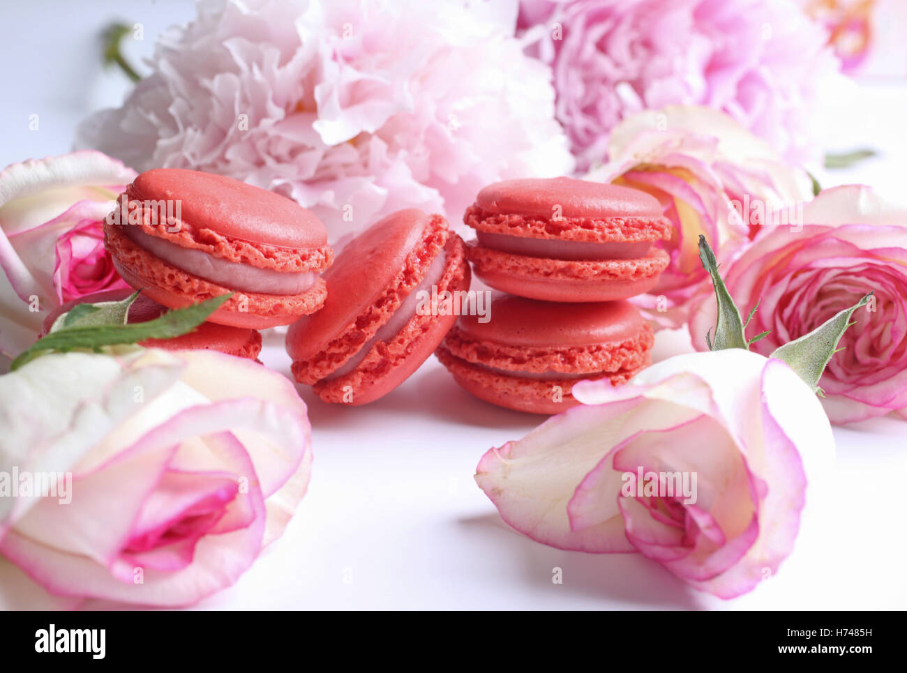 Nozze con dessert macarons e rose Foto Stock