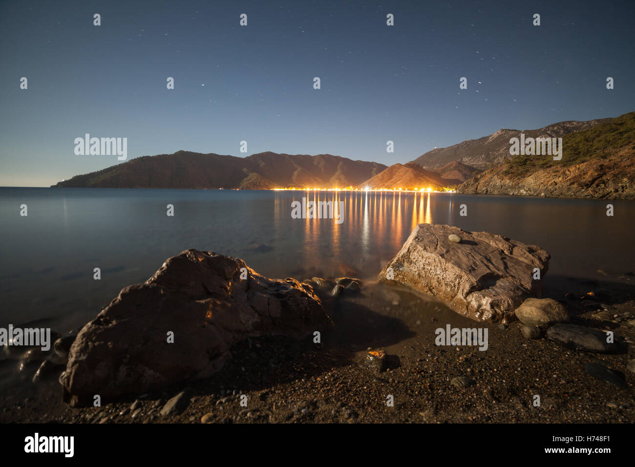 Cielo notturno sotto Adrasan bay. Adrasan village posizione, Distretto di Kemer, Provincia di Antalya, Turchia. Foto Stock