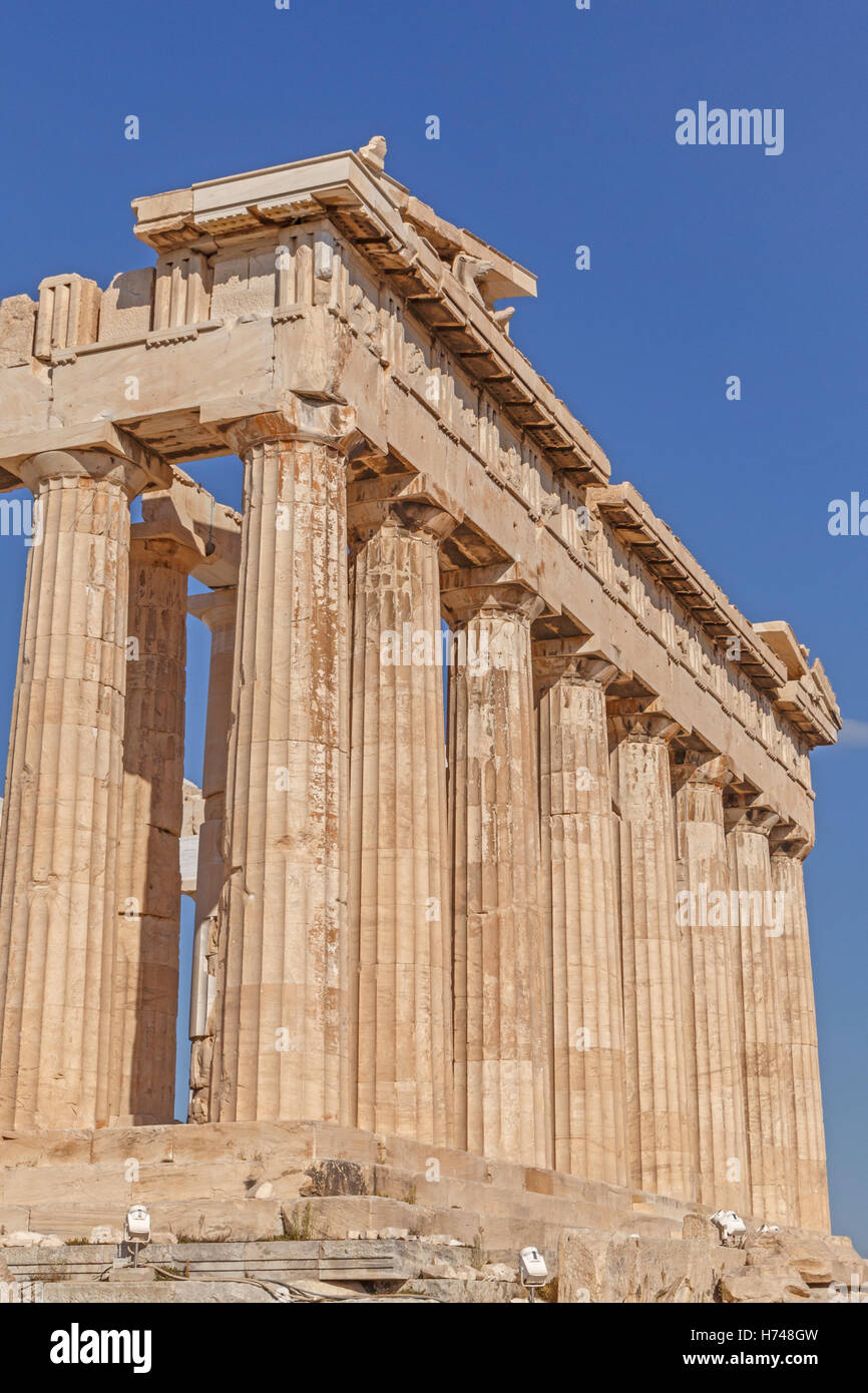 Le colonne del Partenone tempio sulla Acropoli di Atene Foto Stock